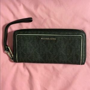 Michael Kors zip wallet